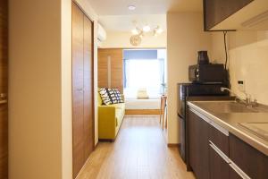 东京SG Premium KASAI - Vacation STAY 44266v的一个带水槽的厨房和一张沙发