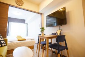 东京SG Premium KASAI - Vacation STAY 44266v的小房间设有书桌、床和窗户