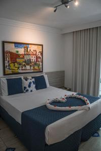 莫罗圣保罗Pousada Bahia Inn的一间卧室,卧室内配有一张大床