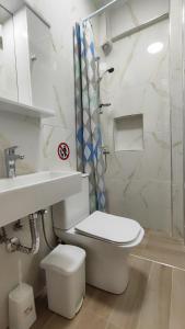 弗洛伊塔VaspyFlogitaRooms的浴室配有卫生间、盥洗盆和淋浴。