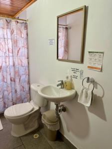圣安德烈斯Luky's Rooms的一间带卫生间、水槽和镜子的浴室