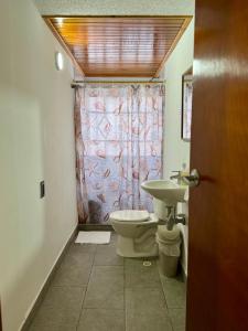 圣安德烈斯Luky's Rooms的一间带卫生间和淋浴帘的浴室