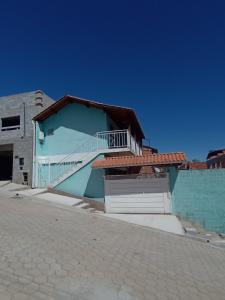 蒙特韦尔迪Recanto lavinia的带阳台和车库的蓝色建筑