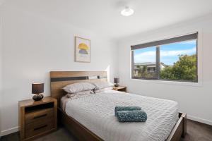 卡尔斯Seagrove Retreat Cowes的一间卧室设有一张大床和一个窗户。