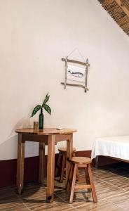 马祖特Casa H Rinconcito Mazunte的一张桌子和两张凳子,位于带一张床的房间