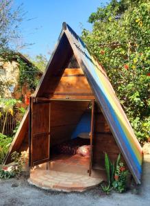 博尼图Camping Nomadas的小屋,带屋顶的木制狗屋