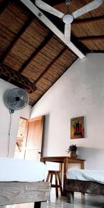 马祖特Casa H Rinconcito Mazunte的一间卧室设有两张床和木制天花板