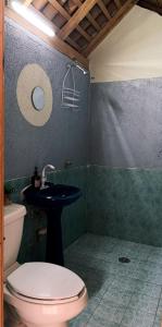 马祖特Casa H Rinconcito Mazunte的一间带卫生间和水槽的浴室
