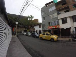 麦德林Right in the heart of Medellin的停在城市街道边的黄色汽车