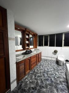 卡利Hotel Ingenio NJ的一间带两个盥洗盆和卫生间的浴室