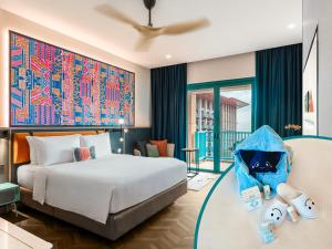 新加坡Resorts World Sentosa - Hotel Ora的酒店客房,配有床和一张带玩具的桌子