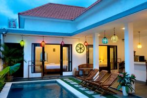 坎古Yolo 365 Villas and Resorts, Canggu, Bali的一个带游泳池和一间卧室的别墅