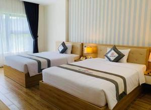 富国UM-PQ hotel Phú Quốc的两间带两张床的酒店客房