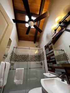 卡哈纳Modern Kahana getaway的一间带吊扇和淋浴的浴室