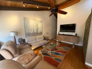 卡哈纳Modern Kahana getaway的带沙发和平面电视的客厅