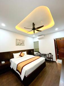 下龙湾Sunstar Hotel的一间卧室配有一张带吊扇的床