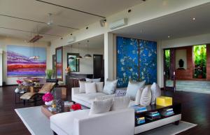努沙杜瓦Villa Amita on the Bukit, Pandawa beach的一间带白色沙发的客厅和一间用餐室