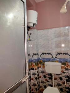 迪卡Hotel Milan Guest House Digha - Couple Friendly的一间带卫生间和淋浴的浴室