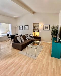 洛杉矶Echo Park Hills的客厅配有沙发和桌子