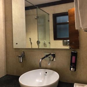 新德里UDS Villa Scandinavian B&B - Next to VFS的浴室设有白色水槽和镜子