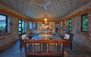 萨瓦伊马多普尔Bagh Serai - Rustic Cottage with Private Pool的一间带桌椅的用餐室