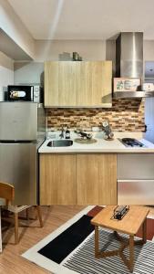 马尼拉Azure Urban Residences Beach and Resort by Vookley的厨房配有水槽和冰箱