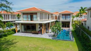 岘港Vacation Home Ocean Villas的享有带游泳池的房屋的空中景致