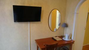 瑟尔沃斯堡索尔韦斯博格酒店的一间设有一张桌子的房间,墙上配有电视