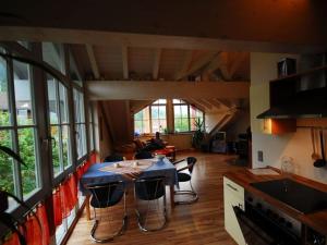 MissenLovely holiday home near the ski-area的厨房以及带桌椅的起居室。