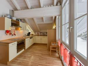 MissenLovely holiday home near the ski-area的一间厨房,配有白色的橱柜和大窗户