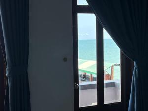 潘切Tulip Mui Ne的客房设有窗户,享有海景。