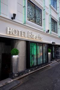 东京Hotel Blanche 大人専用的大楼一侧的布兰卡标志
