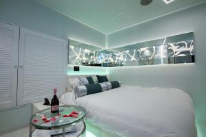 东京Hotel Blanche 大人専用的卧室配有白色的床和玻璃桌