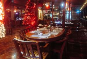 科隆RedDoorz at Amphibi-ko Resort Palawan的餐厅里一间用圣诞树装饰的饭厅