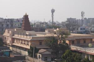 范兰德凡Radha Rani Dham (Near Iskcon Temple)的享有城市景观,设有建筑和塔楼