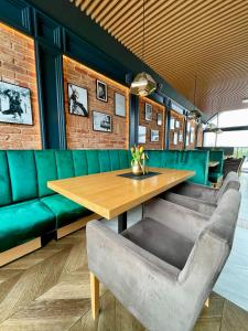 扎托尔Scandi Marine的一间带木桌和绿地的用餐室