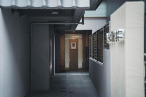 福冈Hotel Star Residence - 無人ホテル的走廊,走廊通往门