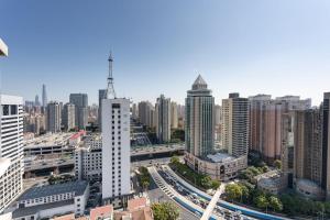 上海上海新天地打浦桥田子坊近外滩 阳光舒适豪华房的城市的空中景观,城市有许多建筑