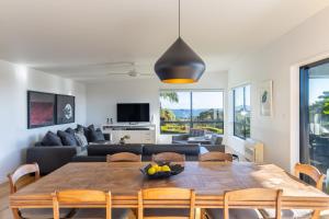 欧尼罗亚凯布尔海湾美景公寓的客厅配有桌子和沙发