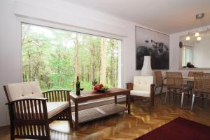 岑平Ferienhaus Waldidyll的一间带桌椅和大窗户的用餐室