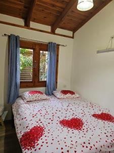 卡梅尔齐默花园乡村民宿的一间卧室,配有一张红色的床