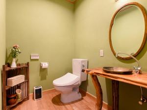伊豆Hanare Yado Yosizumi的一间带卫生间和大镜子的浴室