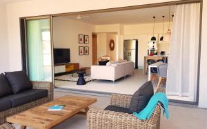 格兰高伯Paradise Villa的客厅配有沙发和桌子