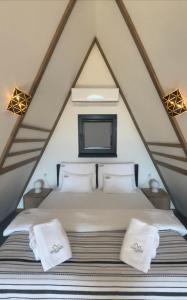 亚霍里纳Jahorina Luxury Chalets的阁楼卧室配有床