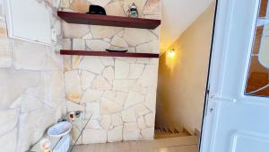 吉亚德伊索拉ALCAMAR, Penthouse for rent with beautiful views in Playa de San Juan!的一间带石墙和卫生间的浴室