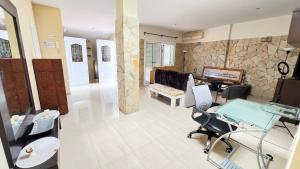 吉亚德伊索拉ALCAMAR, Penthouse for rent with beautiful views in Playa de San Juan!的一间设有美发店的沙龙客房