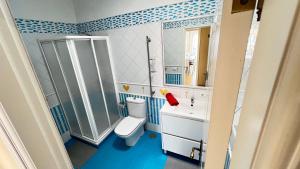 吉亚德伊索拉ALCAMAR, Penthouse for rent with beautiful views in Playa de San Juan!的浴室配有卫生间、淋浴和盥洗盆。