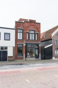 沃莫维尔Pakhuis aan de Zaan的街上有窗户的砖砌建筑