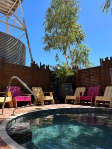温顿北格雷戈里酒店的游泳池设有五颜六色的椅子和围栏