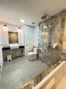 Ban Khok KhamArunsakhon luxury condo的带淋浴、卫生间和盥洗盆的浴室